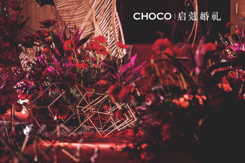 婚纱照挂在墙上变形了怎么办