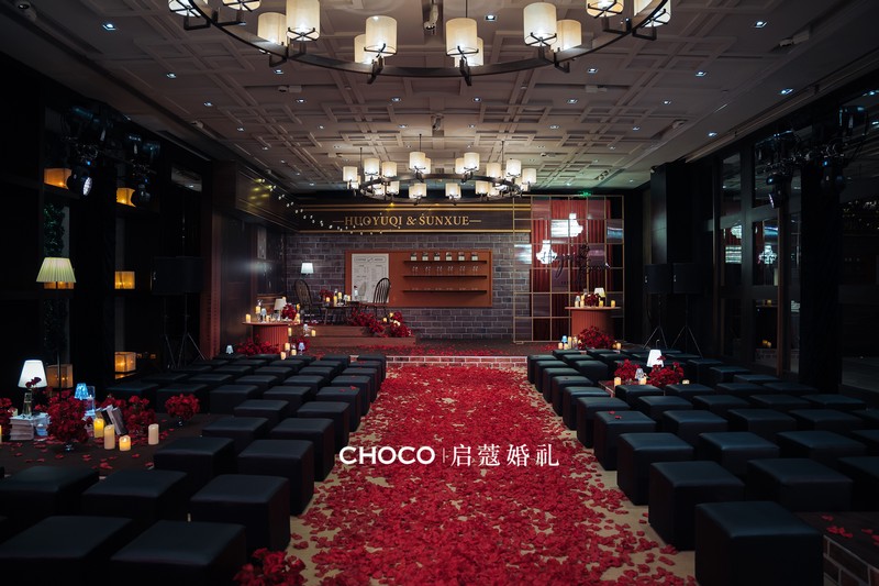 草坪婚礼和酒店婚礼哪个贵