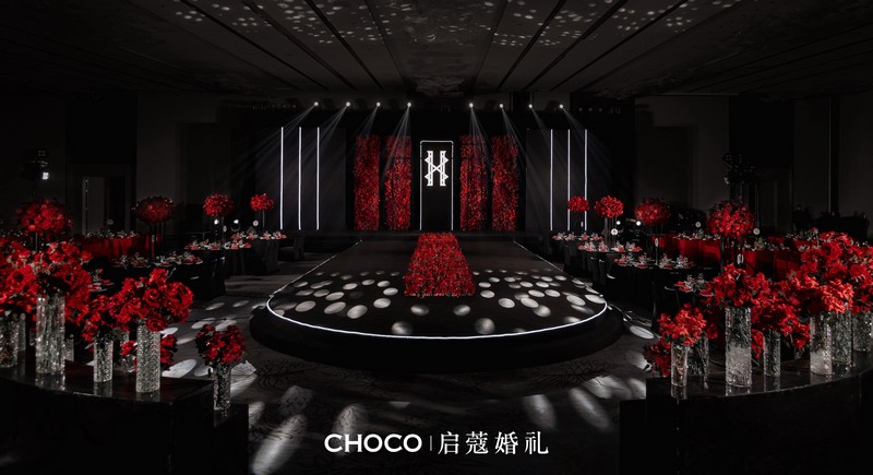 女子右手无名指戴戒指
